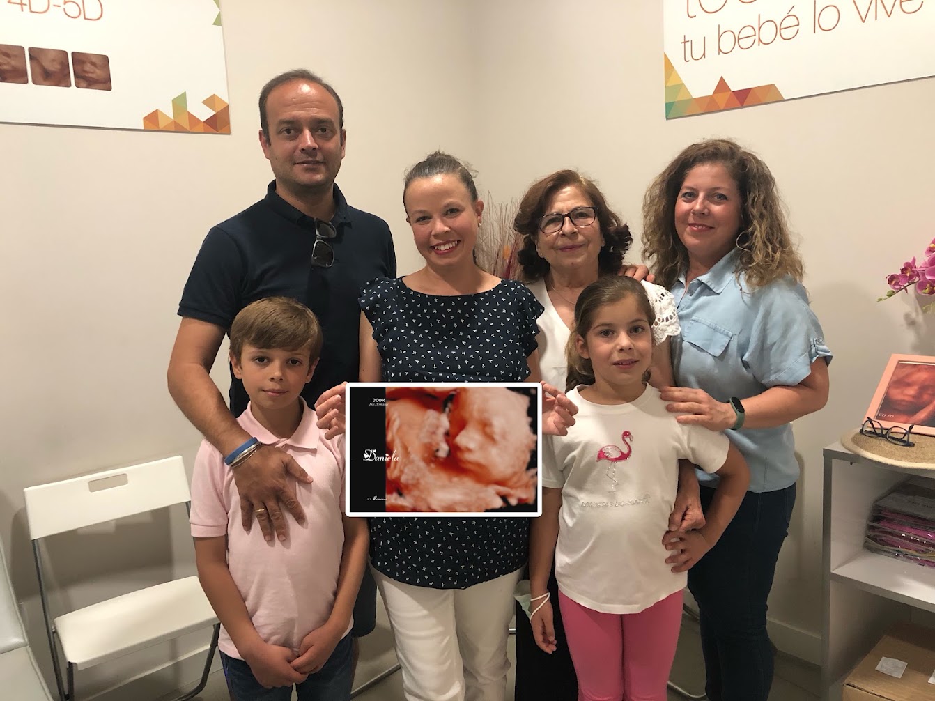 Familia compartiendo el recuerdo de su ecografía en ECOX Dos Hermanas