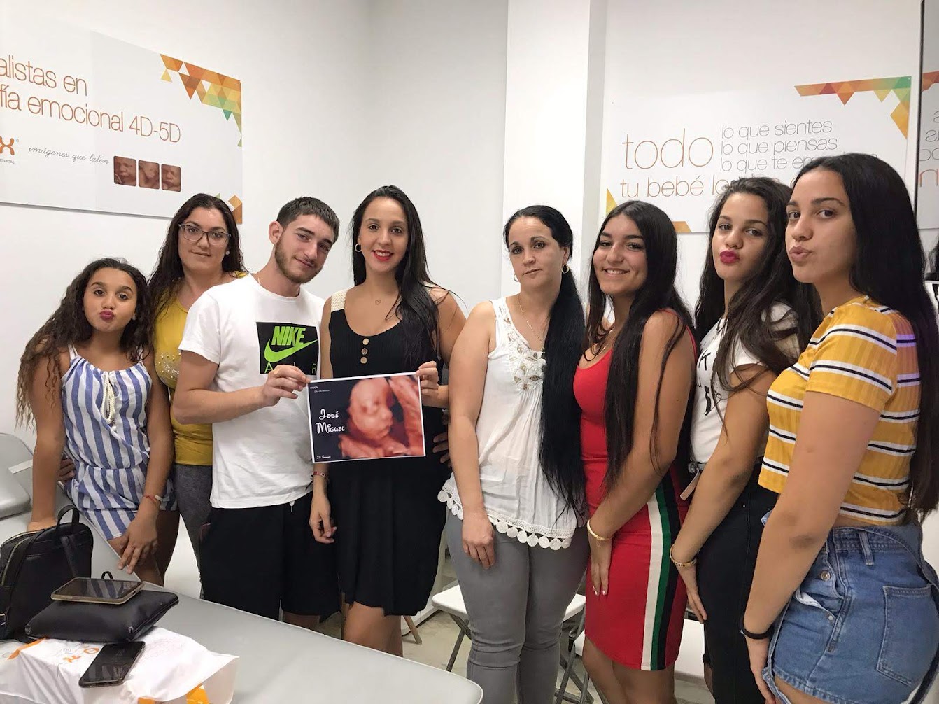 Familia compartiendo el recuerdo de su ecografía en ECOX Dos Hermanas