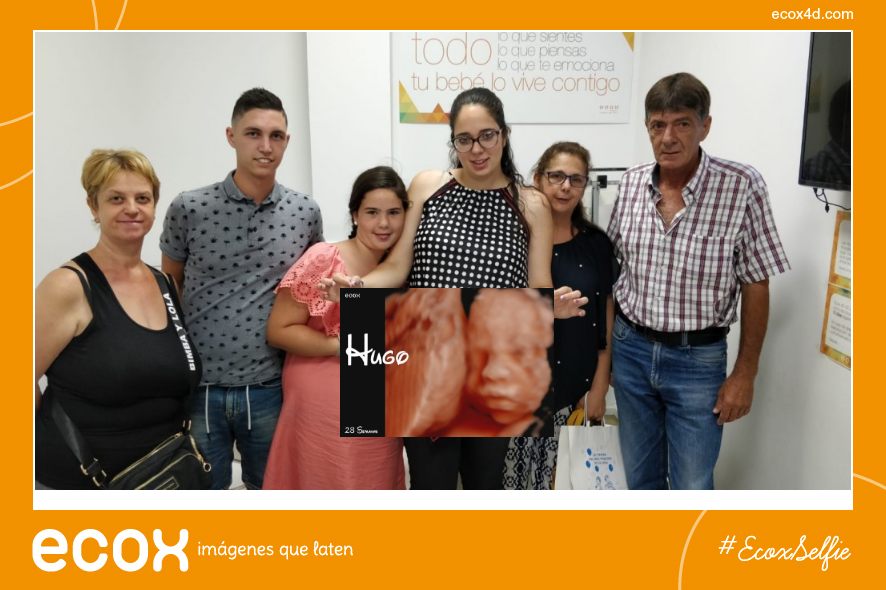 Familia compartiendo el recuerdo de su ecografía en ECOX Dos Hermanas