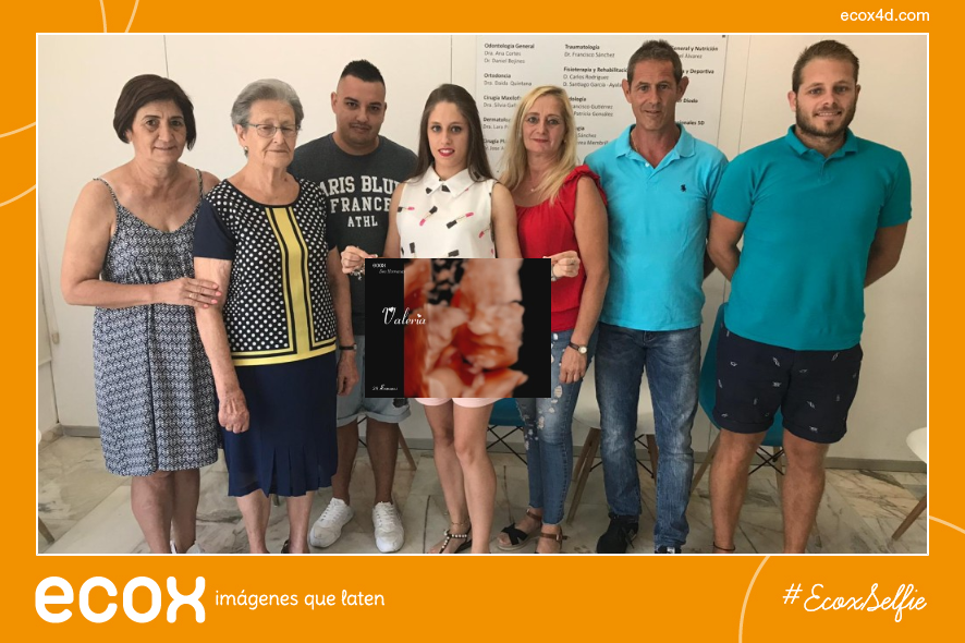 Familia compartiendo el recuerdo de su ecografía en ECOX Dos Hermanas