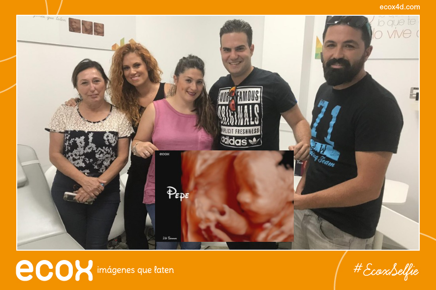 Familia compartiendo el recuerdo de su ecografía en ECOX Dos Hermanas