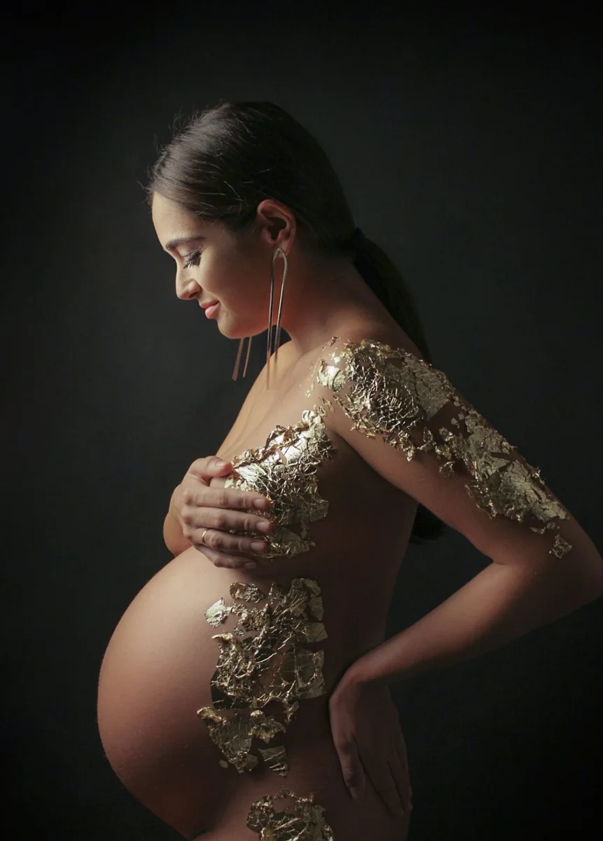 Mujer embarazada posando para una sesión de fotografía de embarazo.
