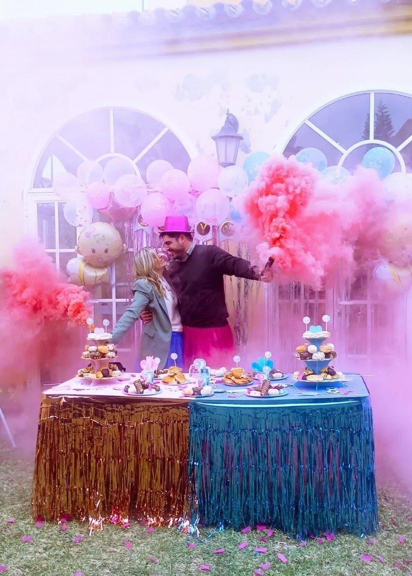 Decoración rosa y azul para una fiesta de revelación del sexo del bebé.